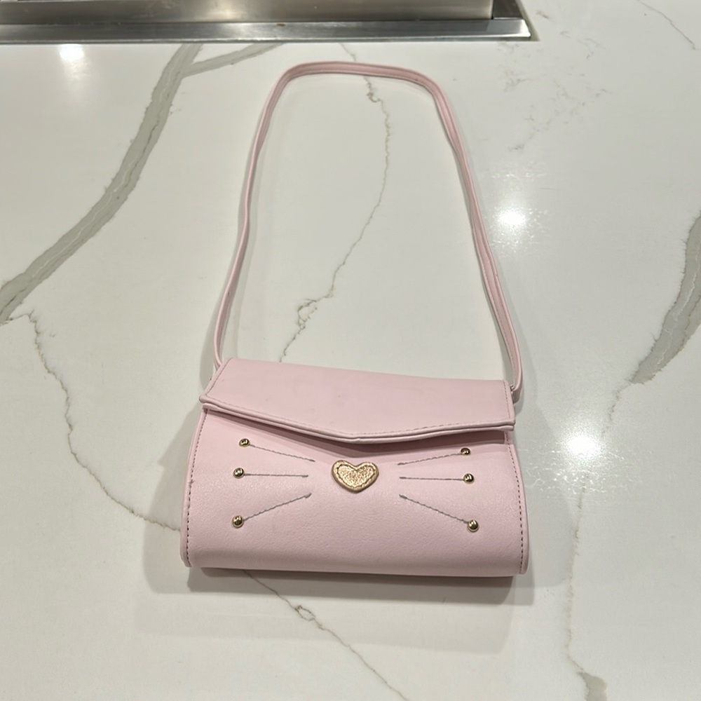 Pretty/cute Light Pink kitty purse,with magnetic clasp and Gold whiskers
